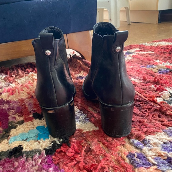 Heeled black leather booties - Picture 4 of 4